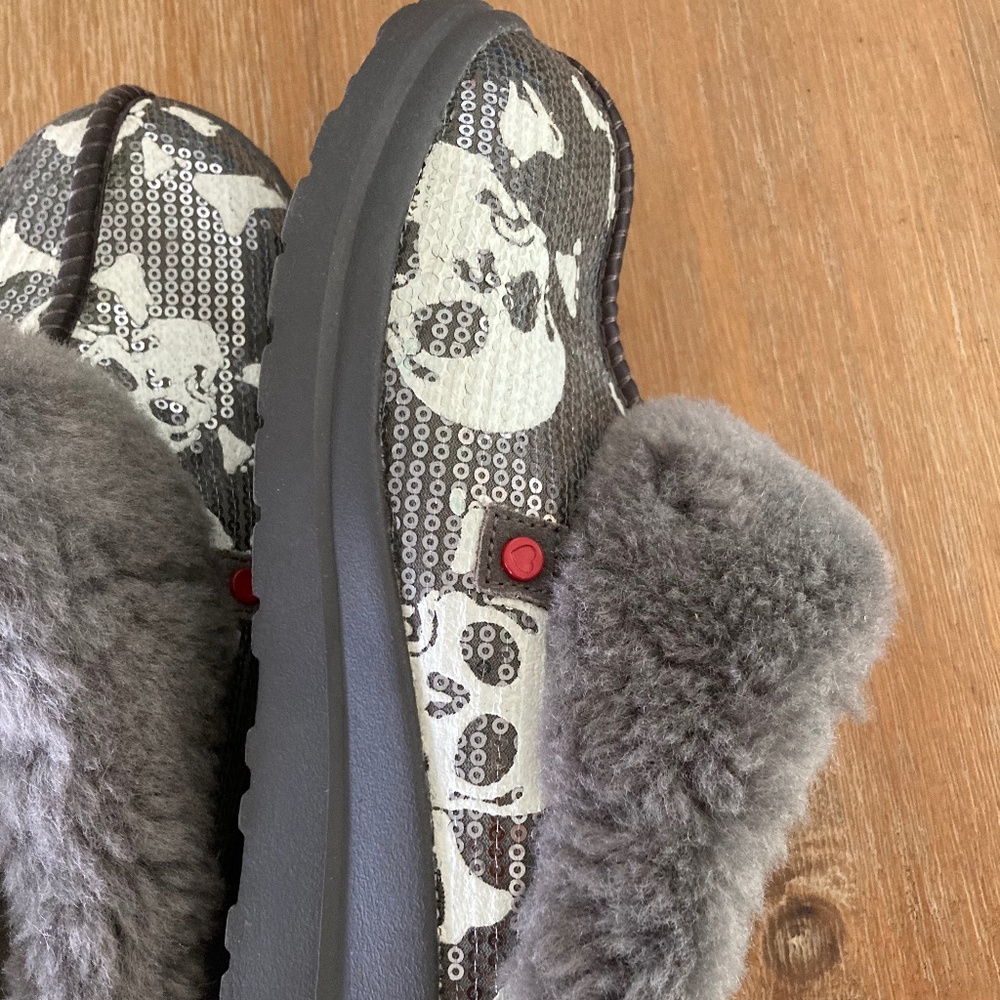 Ugg skull and cross bones sparkle clogs sz 39